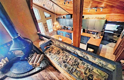 Okanagan-Similkameen Cabin | Cozy APEX Cabin 4 bedrooms- 8 beds - 5 min walk to village. 35 min to Penticton
