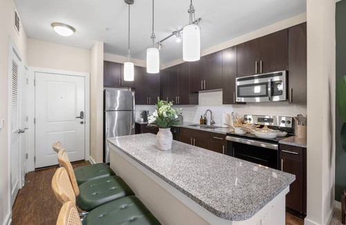 Courier City - Oscawana Apartment | Cozy Apt Downtown | Pool/Gym/Free Parking-F