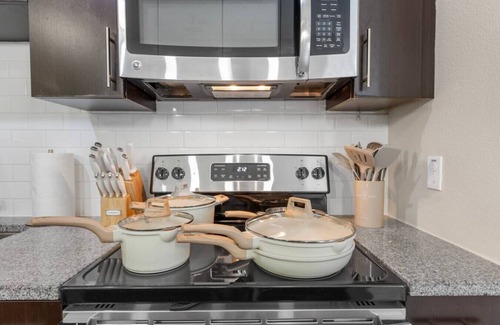 Courier City - Oscawana Apartment | Cozy Apt Downtown | Pool/Gym/Free Parking-F