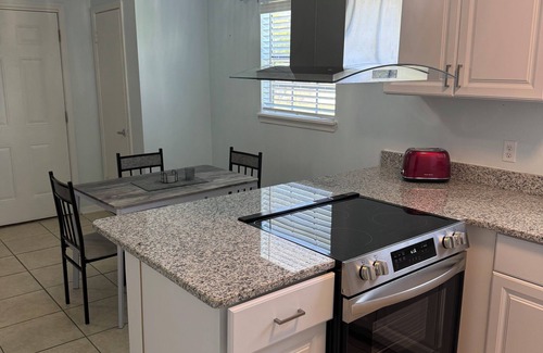 Florida Panhandle Apartment | Cozy Apt w/King Bed w Laundry 25 from Beach #D