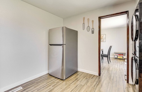 Tri-Cities House | Cozy Apt w/Private Deck, 2 Mi to Toyota Center!