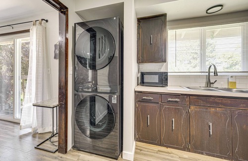 Tri-Cities House | Cozy Apt w/Private Deck, 2 Mi to Toyota Center!