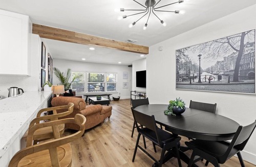 Central Arlington House | Cozy Arlington Bungalow 4/Mins to AT&T Stadium/Globe Life Field