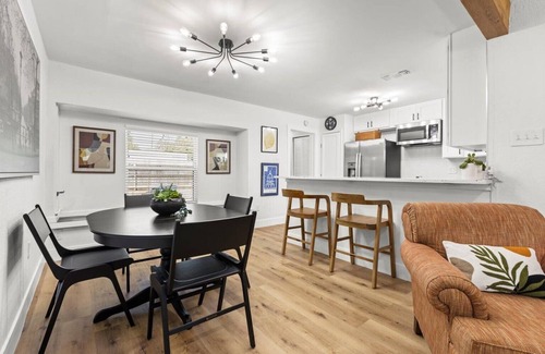 Central Arlington House | Cozy Arlington Bungalow 4/Mins to AT&T Stadium/Globe Life Field