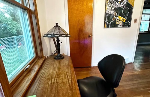 Youngstown House | Cozy Art & Nature Getaway