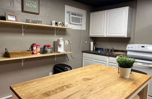 Pittsburgh Condo | Cozy Artist Apartment, Queen Bed Stylish + WIFI!