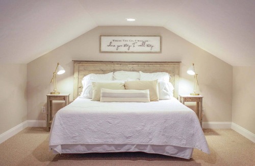 Erie House | Cozy Artists relaxing 5 bedroom + hot tub, sleeps 16+, Erie PA