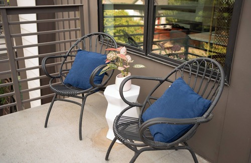 East Cesar Chavez Condo | Cozy Artsy Loft Near Lady Bird Lake/Downtown