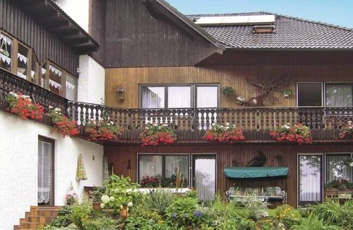 Moosbach Apartment | Cozy attic apartment (55sqm) with eat-in kitchen and covered balcony