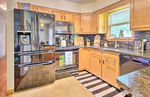 Auburn Cottage | Cozy Auburn Retreat w/Hot Tub - Walk to Lake