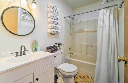 Auburn Cottage | Cozy Auburn Retreat w/Hot Tub - Walk to Lake