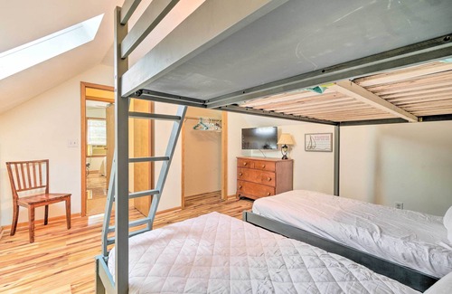 Auburn Cottage | Cozy Auburn Retreat w/Hot Tub - Walk to Lake