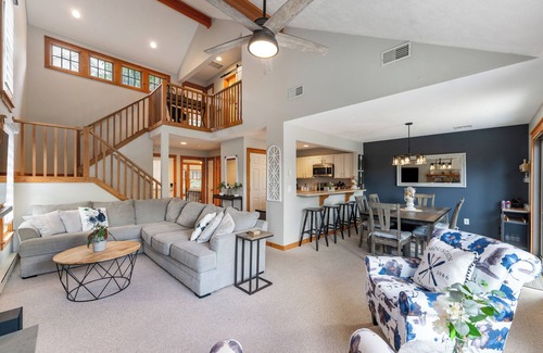 Tannersville House | Cozy Autumn Retreat – Fireplace, Game Room & 1 Min. to Camelback