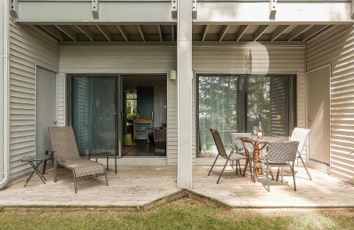 Acme Apartment | Cozy Aviation Style Lake View Condo at The Shores