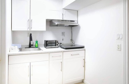 Richmond Hill House | Cozy Bachelor Suite w/Private Entrance & Parking