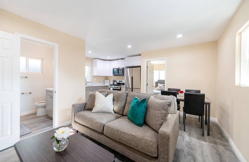 La Puente House | Cozy back house/ In-law suite for 4; 2 beds!