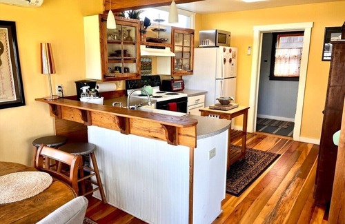 Weaverville Cabin | Cozy Backyard Log Cabin/Great Sunsets/10 min North of Asheville/easy access
