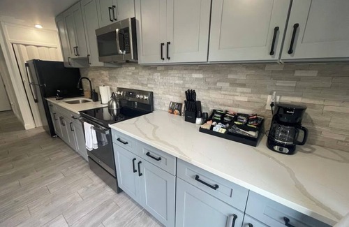 Elizabeth House | Cozy Backyard Oasis near EWR/NYC/American Dream Mall