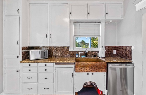 Bankers Hill Apartment | Cozy Bankers Hill Hideaway - AC, View, and Parking