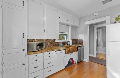 Bankers Hill Apartment | Cozy Bankers Hill Hideaway - AC, View, and Parking