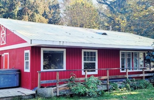 Upper Squamish Cabin | Cozy Barnside Getaway - located on a working farm