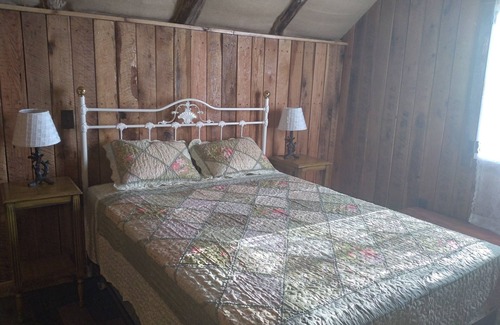 Richwoods House | Cozy Barn loft on an herbal farm, come play in our spring fed creek!