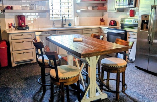 Montgomery House | Cozy Barn w/Pool Access and Near Lake Conroe