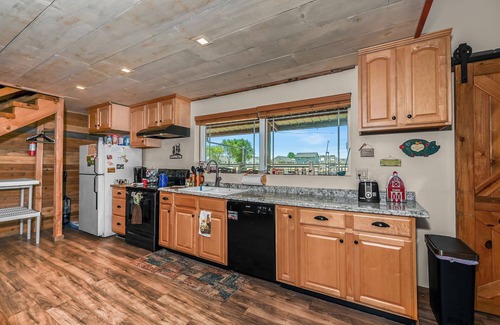 Kuna House | Cozy Barnhouse Retreat for Two with Fireplace Near Boise