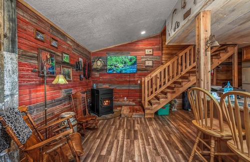 Kuna House | Cozy Barnhouse Retreat for Two with Fireplace Near Boise