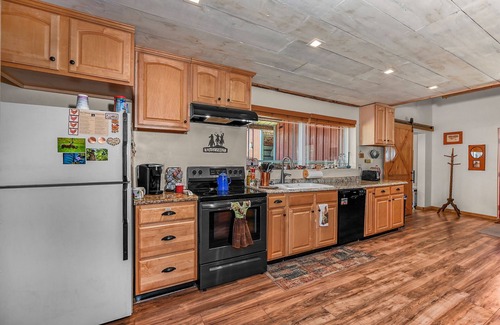 Kuna House | Cozy Barnhouse Retreat for Two with Fireplace Near Boise