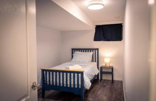 Barrie House | Cozy Barrie Home - Minutes to College & Hospital