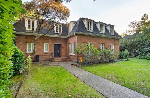 Shaughnessy Apartment | Cozy Basement Apartment with Skylights