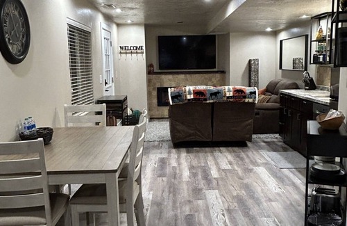 Sandy Apartment | Cozy Basement Apartment - Easy Drive to Ski Resorts - Massage Chair!