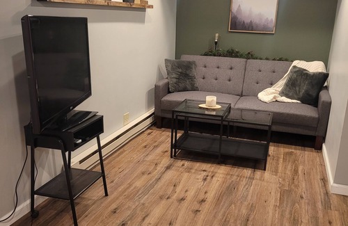 Willmar House | Cozy Basement Apartment (With Private Entrance)