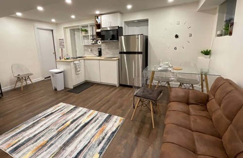 Cote-Des-Neiges—Notre-Dame-De-Grace Apartment | Cozy basement studio in Cote-des-Neiges