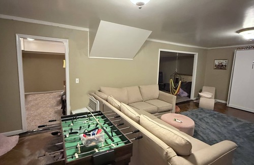 Huntcliff Apartment | Cozy basement studio with WiFi, hot tub and pool in enjoyable Columbia