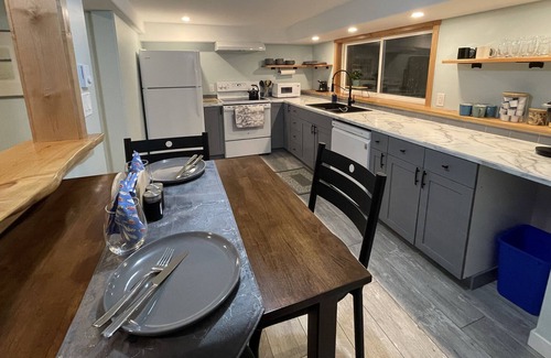Cumberland Bed & Breakfast | Cozy basement suite- Cumberland, close to bike trails