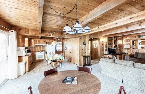 Bass Lake Cabin | Cozy Bass Lake home in Willow Cove with fireplace, grill & deck