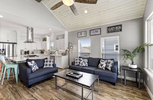 San Leon House | Cozy Bay House w/Hot Tub + Pier