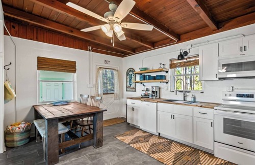 Panacea House | Cozy bayfront farmhouse!