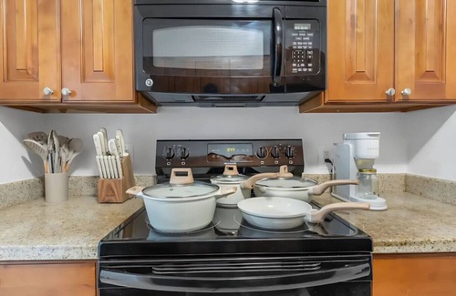 SoHo Apartment | Cozy Bayshore Escape | Pool, Gym, FREE Parking