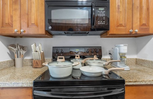 SoHo Apartment | Cozy Bayshore Stay | Pool & Gym + Parking