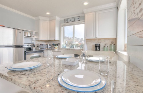 Roads End House | Cozy Beach Beauty is Steps from Roads End State Park!