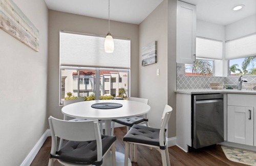 Isla del Sol Condo | Cozy Beach Bliss | Stylish & Inviting