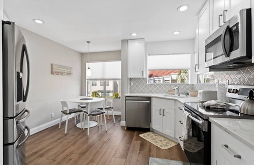 Isla del Sol Condo | Cozy Beach Bliss | Stylish & Inviting