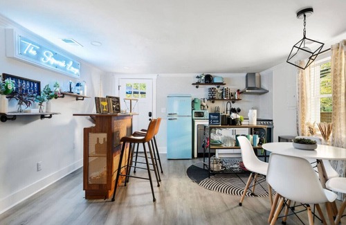 Charleston House | Cozy Beach Cottage Bungalow - 15 minutes to Folly!