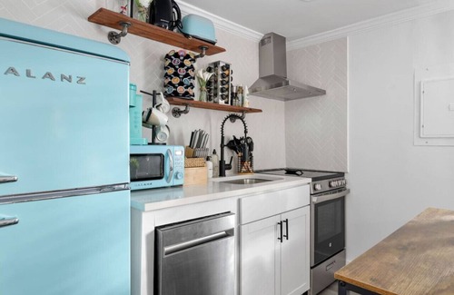 Charleston House | Cozy Beach Cottage Bungalow - 15 minutes to Folly!