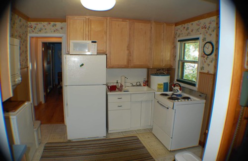 Union Pier Cottage | Cozy Beach Cottage BIG YARD 1 Blk to Private Beach. 3 NIGHT MINIMUM Stay for 2BR