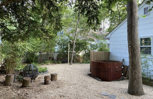 East Marion Cottage | Cozy Beach Cottage with private shared beach
