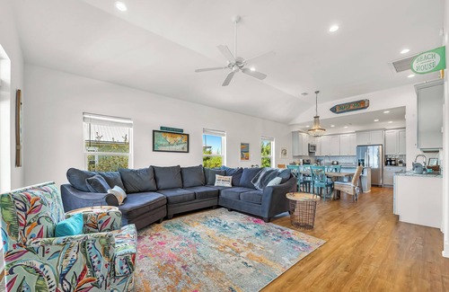 Morgantown House | Cozy Beach Cottage Commercial Ice Machine 5 star reviews for 8 years!